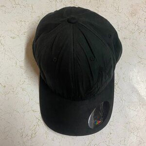 FLEXFIT BLACK BASEBALL CAP / NEW WITHOUT TAG